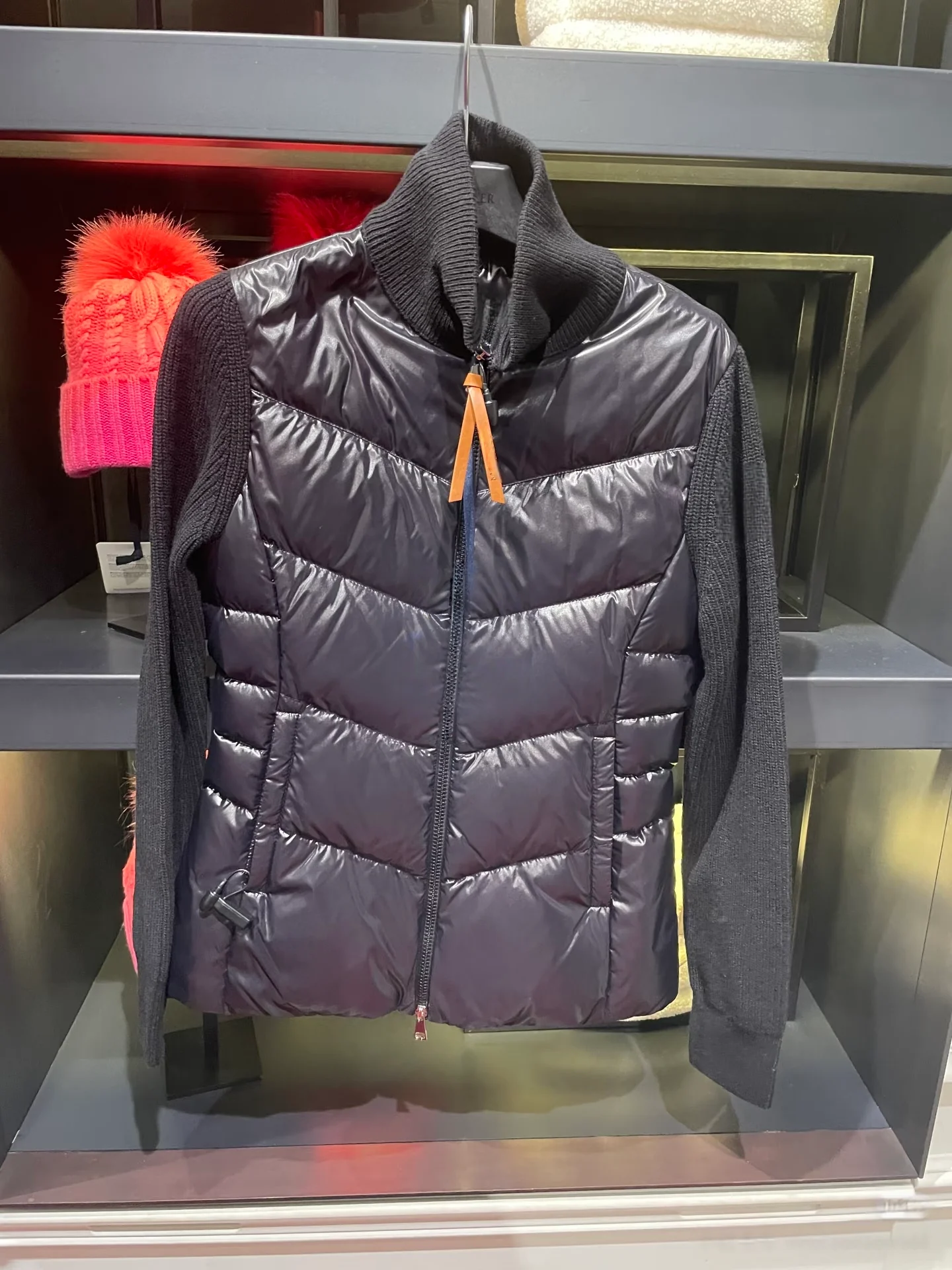 

Classic Minimalist Fit White Goose down Vest Lightweight Short Style V-Neck Stand Collar Women's Fashion Padded Jacket