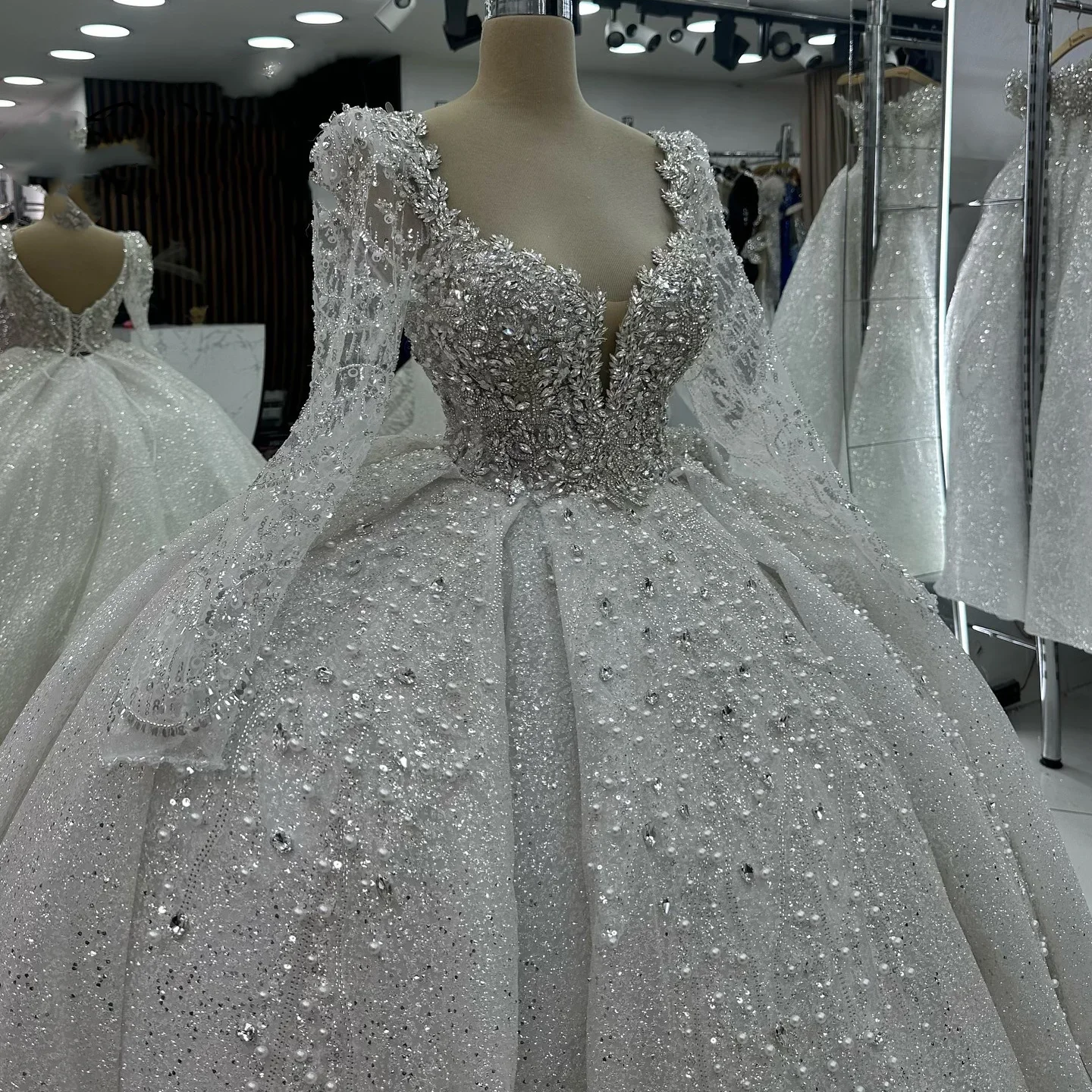 ヴィンカサニーカスタマイズ夜会服 V ネック長袖ウェディングドレス Vestidos デノビア目を引く石の装飾