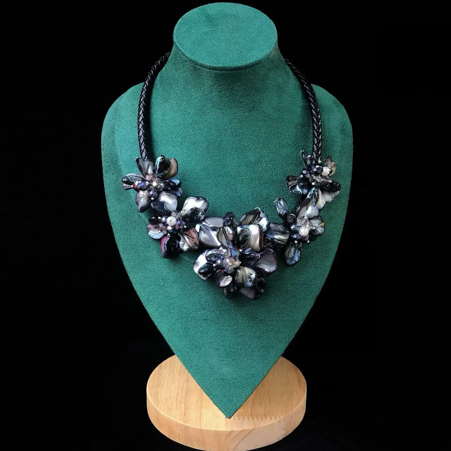 

Ожерелье-чокер из плетеной черной ракушки с пресноводным жемчугом, модное, эффектное, на ключицу