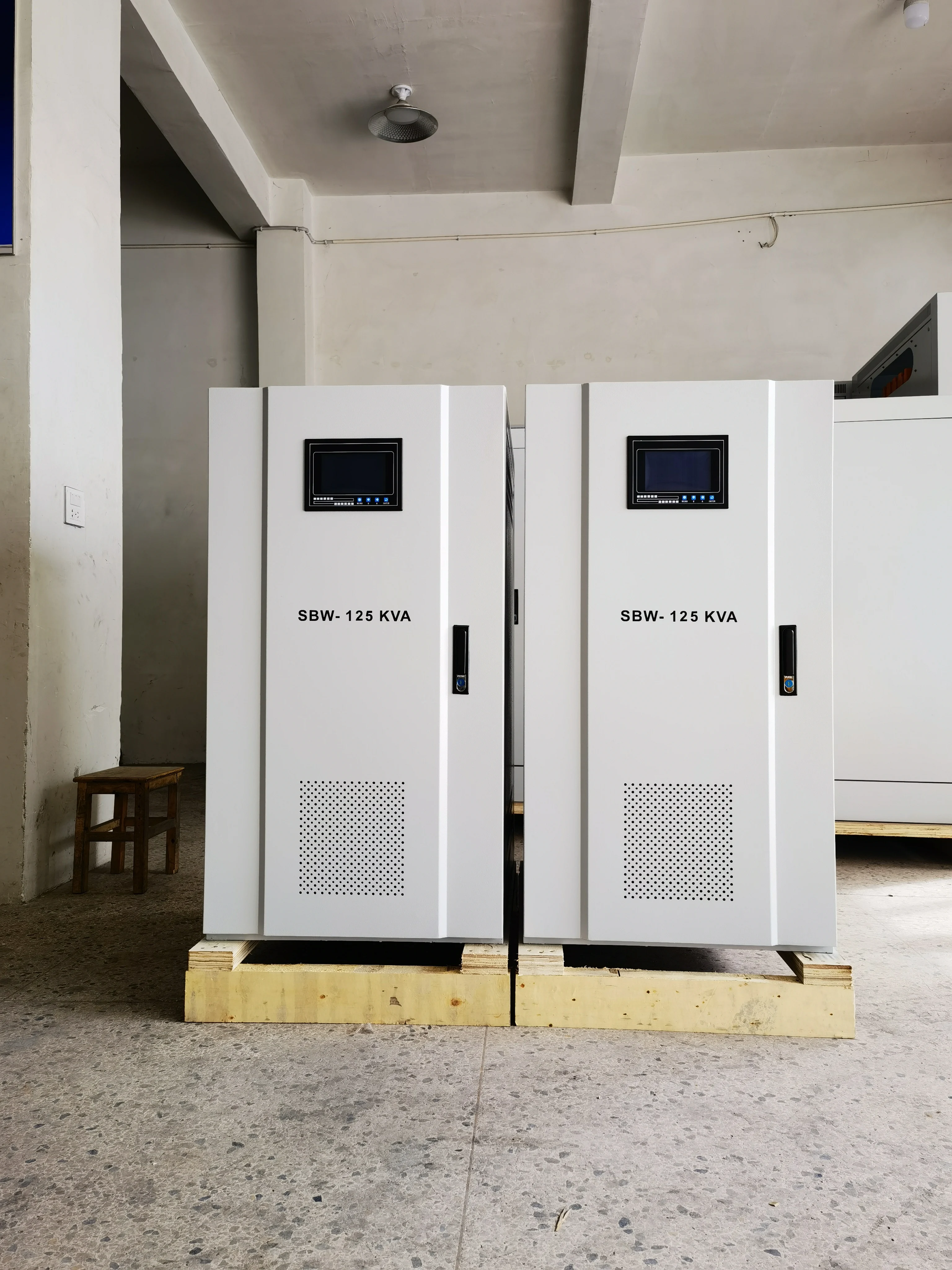 SBW سلسلة سيرفو مثبت الجهد المنظم 200kva 300kva 380v عالية الدقة التلقائي استقرار الجهد المنظم