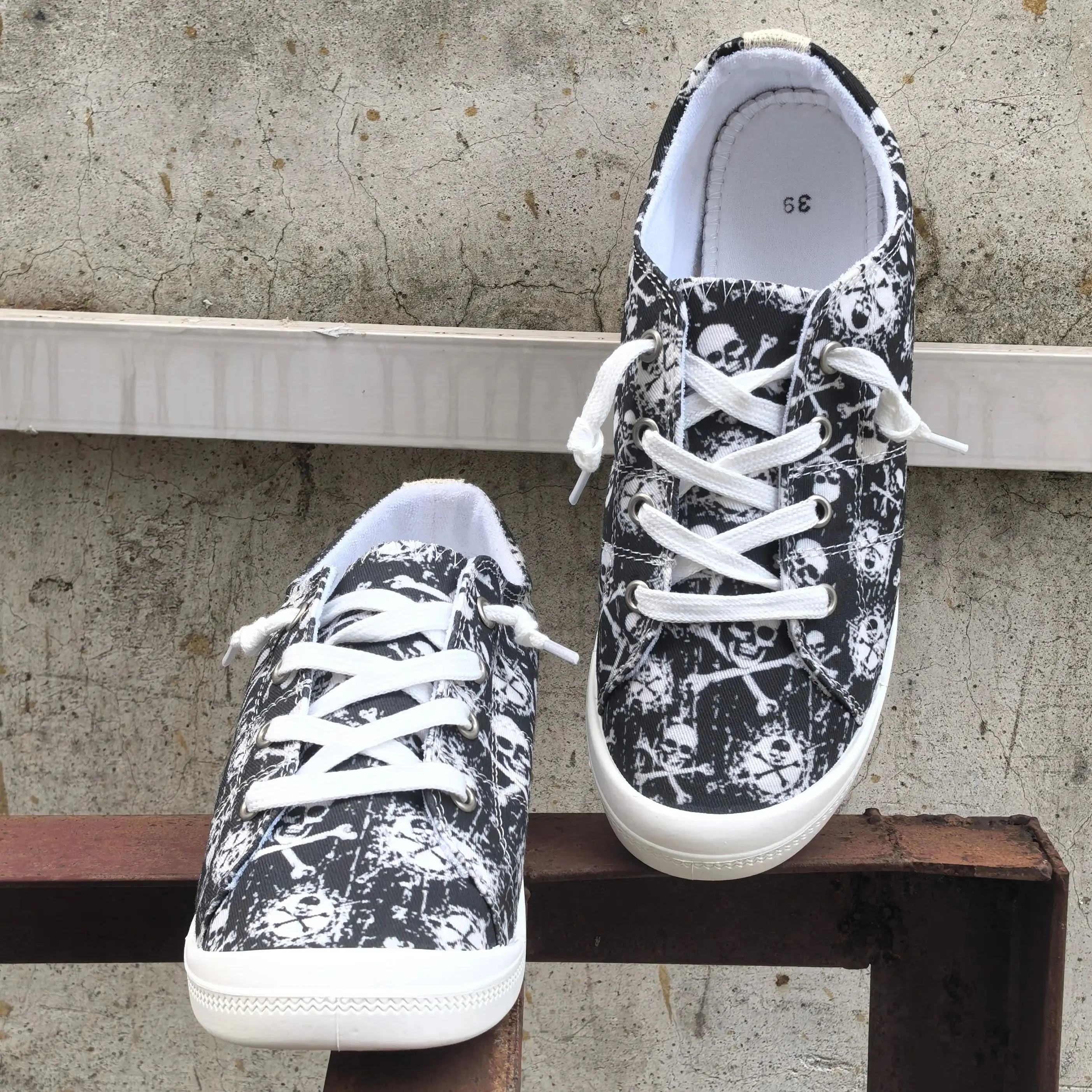 

Женская новая осенняя модная повседневная обувь с принтом черепа на Хэллоуин, удобная мягкая подошва с неглубоким вырезом и низким вырезом, легкая студенческая школьная дышащая спортивная женская обувь большого размера