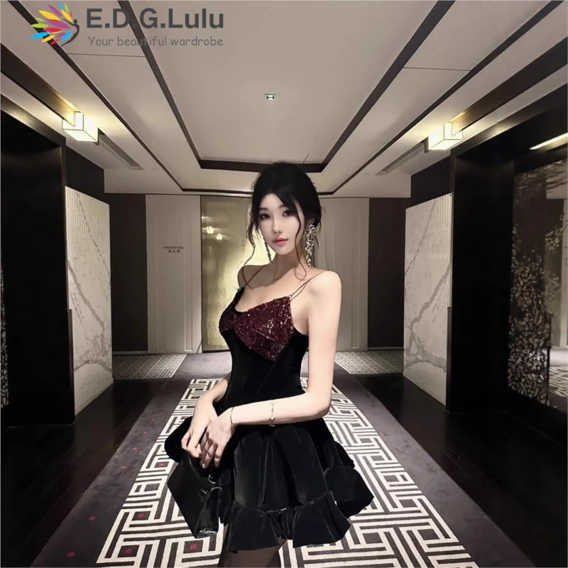 EDGLuLu 2025 夏 Vネック スパンコール スプライシング スリムフィット 誕生日衣装 セクシー バックレス ノースリーブ ミニ レッド ベルベット ドレス 1014