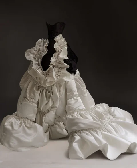 Gorgeous Black and White Clashing Wedding Dress Strapless Wrap Hip Ruffled Puffy Tail Bridal Gowns Customized Size