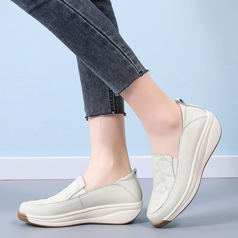 2024 Hot Seller New Woman's Casual Shoes Leather Hollow Flat Shoes Loafers Slip on Ladies Breathable Women Platform Sneakers