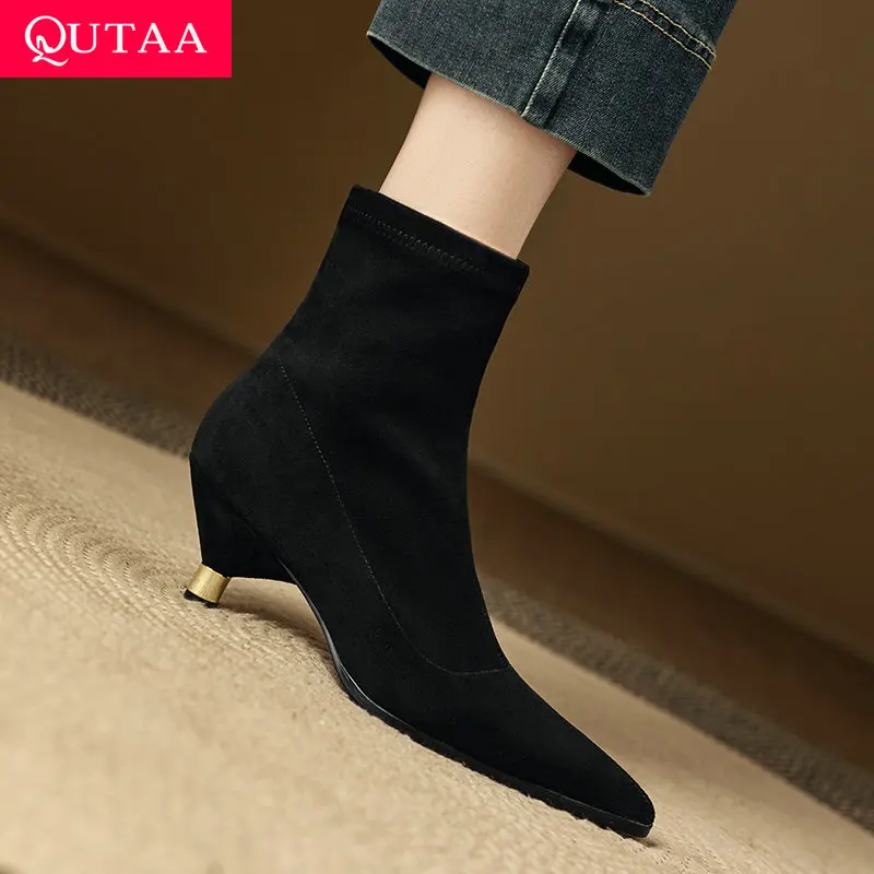 

QUTAA 2026, модные женские ботильоны, зимние эластичные бархатные осенние туфли на среднем каблуке с острым носком, модельные короткие сапоги 34–43