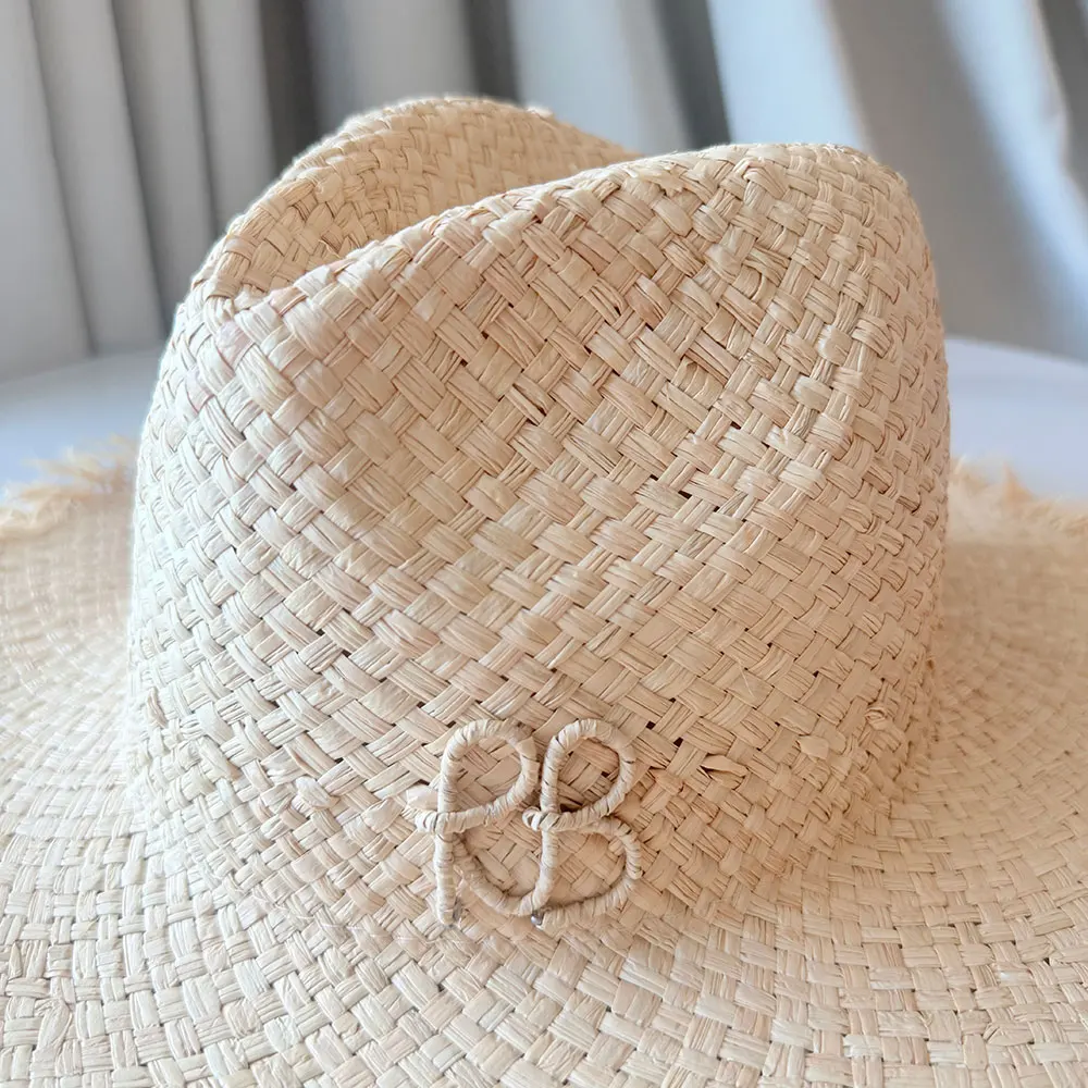 Klassischer Sommer-Raffia-Strohhut für Damen, Strand-Panama-Hut mit breiter Krempe, Urlaubs-Sonnenhut mit Kette und Perlen, handgefertigter Designer-Fascinator-Hut – Detail 9