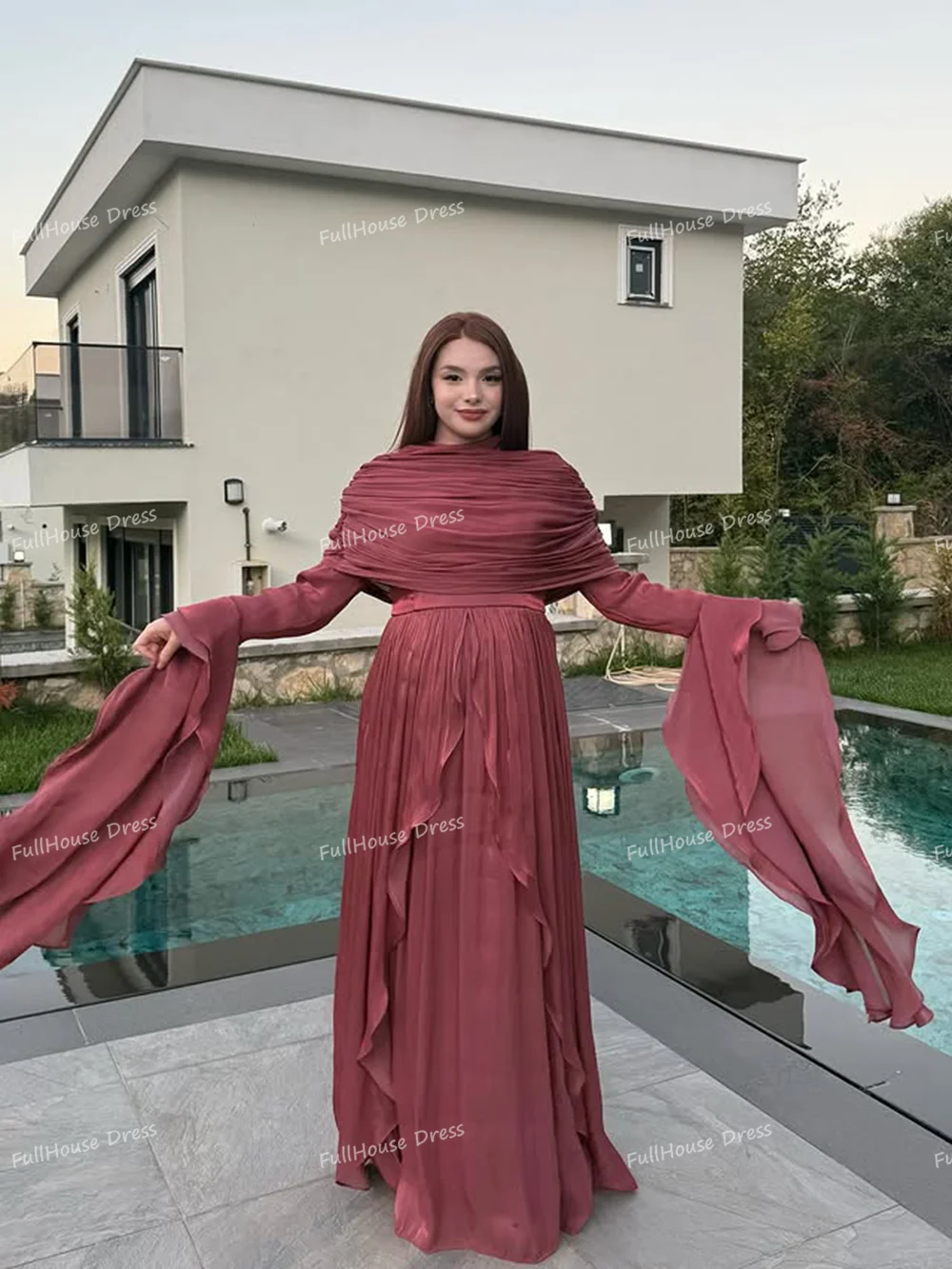 ชุดเดรสยาวมุสลิมแบบสั่งตัด คอทรงโอ ผ้าชีฟอง แต่งระบายเป็นชั้นๆ ทรงเอ แขนยาว ผ้าพลิ้ว  แบบเปิดหลัง  ความยาวแบบแม็กซี่ จับจีบ  สไตล์ซาอุดิอาระเบีย