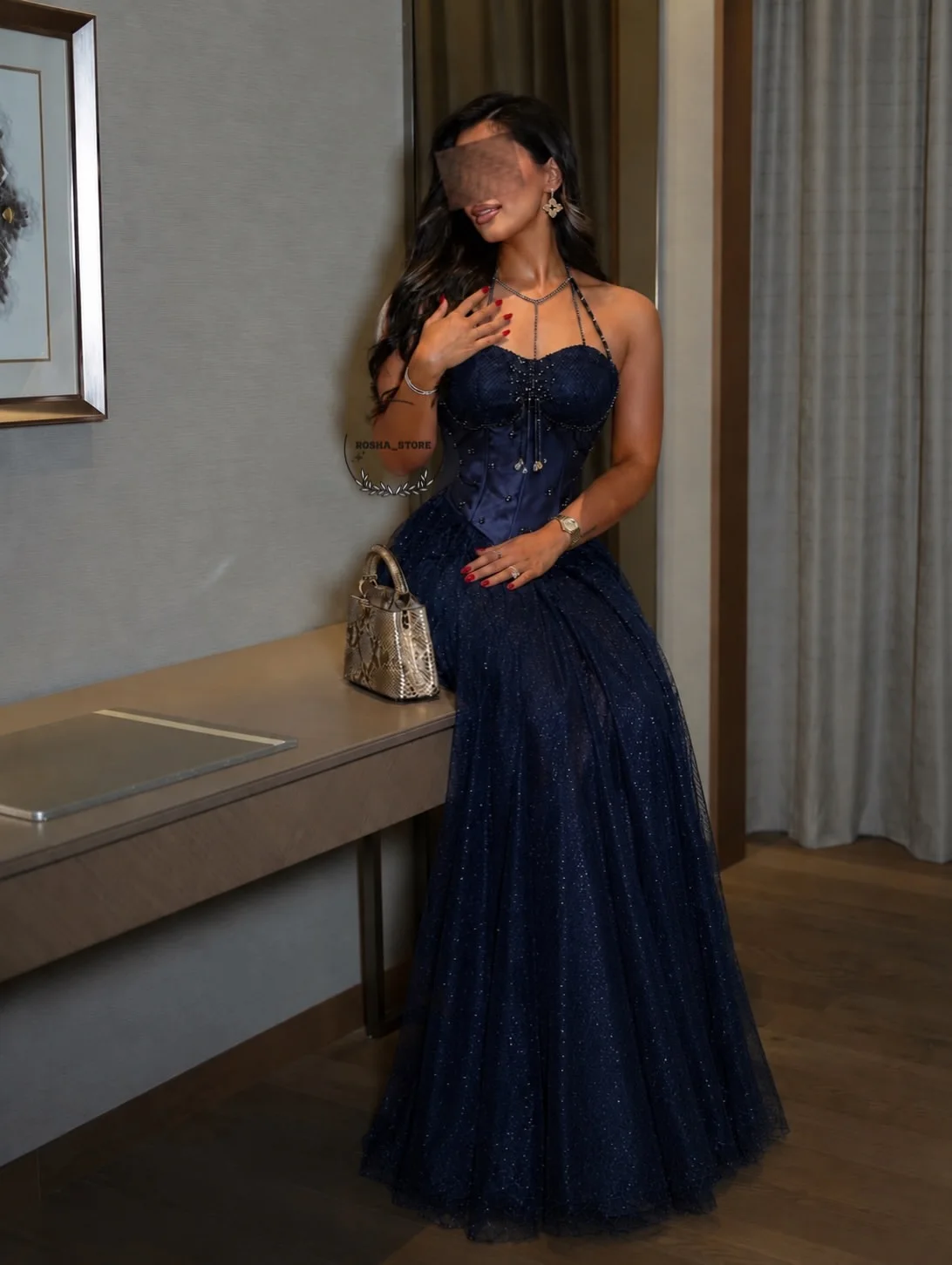 Vestido de noche largo azul marino de satén pesado con purpurina y malla de tul, con doble tirante fino tipo halter y corsé completo.