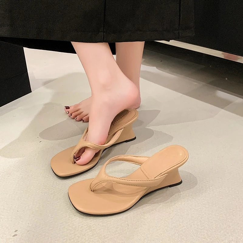 Speziell geformte Flip-Flops mit Absatz für Damen, modische französische Strandsandalen für den Sommer.