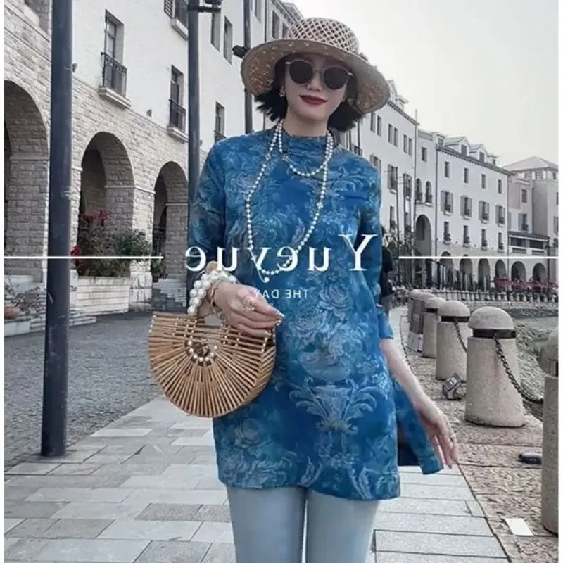 เสื้อเชิ้ตพิมพ์ลายดอกไม้สีน้ำเงินสไตล์จีนสำหรับผู้หญิง ฤดูร้อน วินเทจ คอตั้ง เสื้อผู้หญิงแฟชั่น ทรงเข้ารูป กระดุมแบบกบ