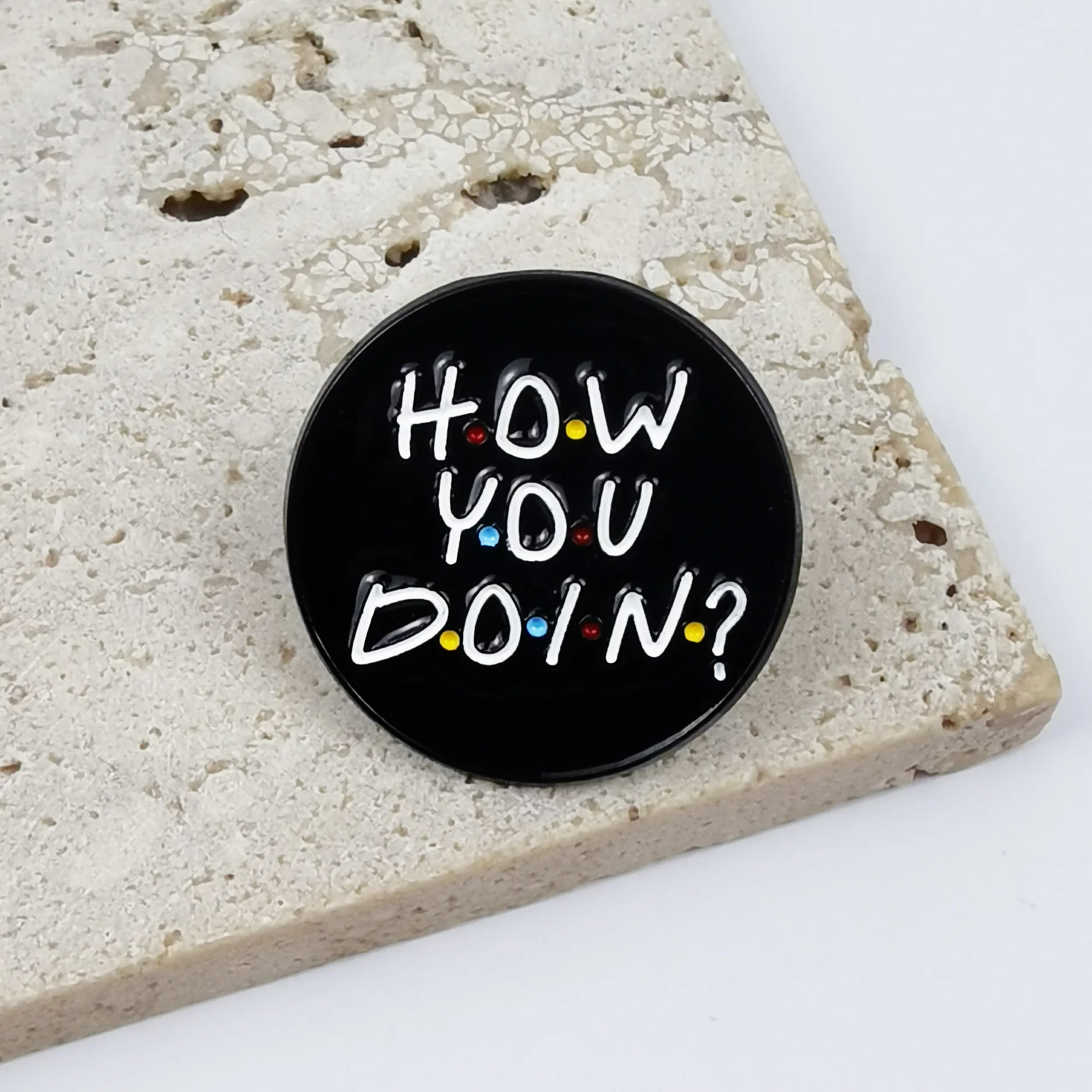 Круглая брошь с английской буквой, персонализированная капля масла, сплав, новый креативный многофункциональный рюкзак, значок, аксессуары для одежды, подарок