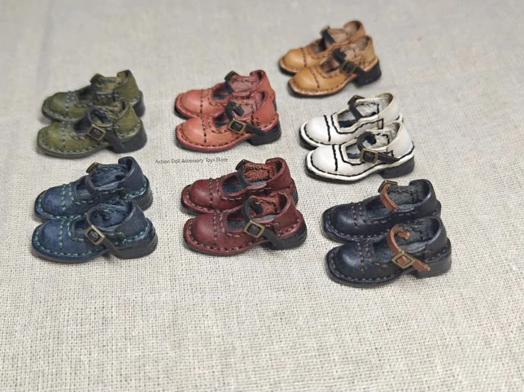 Chaussures de poupée anciennes en cuir - Label Emmaüs