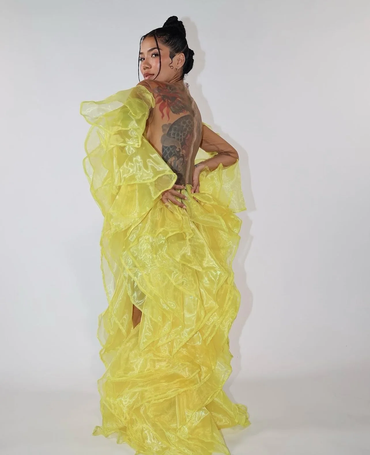 Accattivante abito in organza giallo con volant completo a strati abiti da festa da ballo collo trasparente lunghezza pavimento chic abito lungo da compleanno personalizzato