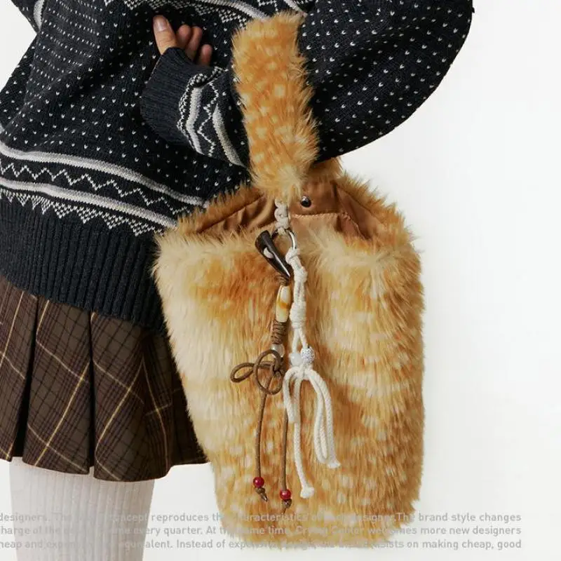 

2026 Autumn / Winter New Original Bucket Shaped Faux Fur Handbags Personalized High-end Plush Single Shoulder Women's Bag Trendy