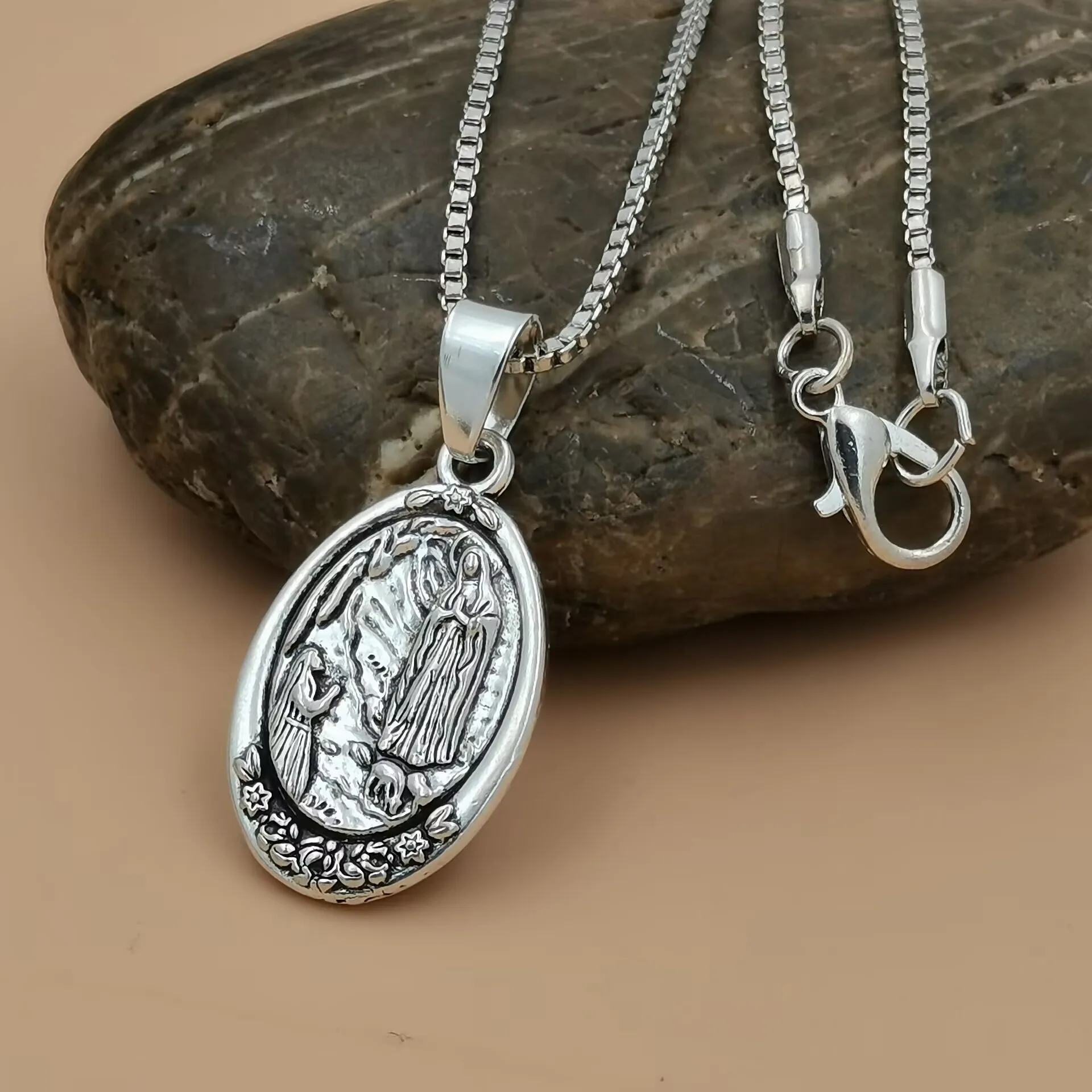 10 Stück Retro Madonna von Lourdes Medaillen – Die Schutzheiligen Medaillen Anhänger Halskette Männer Frauen Religiöser Talisman A-998d