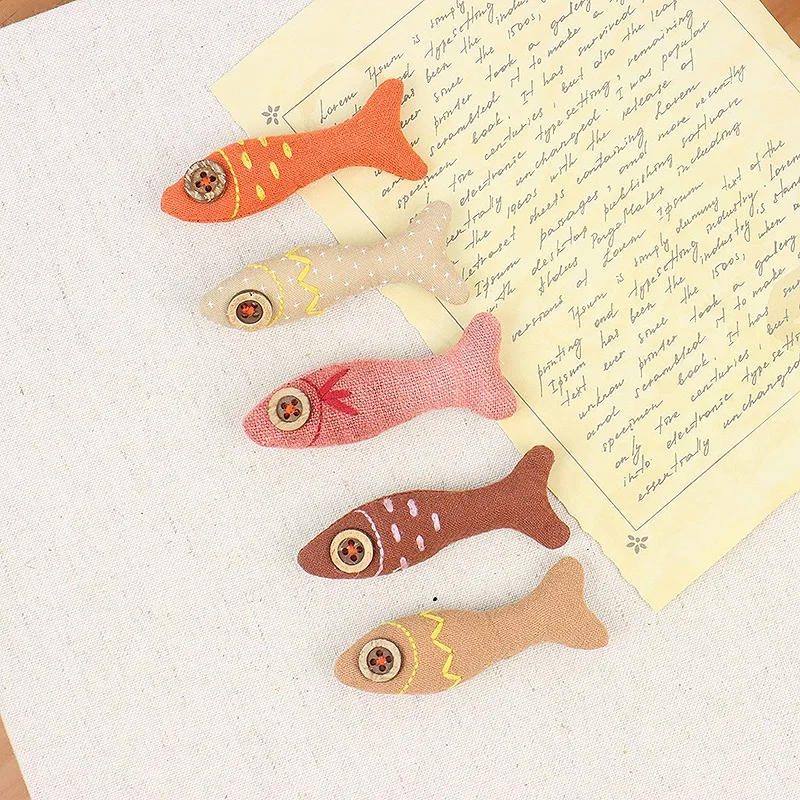 

3D Stuffed Cartoon Fish Brooch Handmade Fabric Pin Japanese Kawaii Style for Kids Hair Clip Bag DIY Craft Accessory Supply
