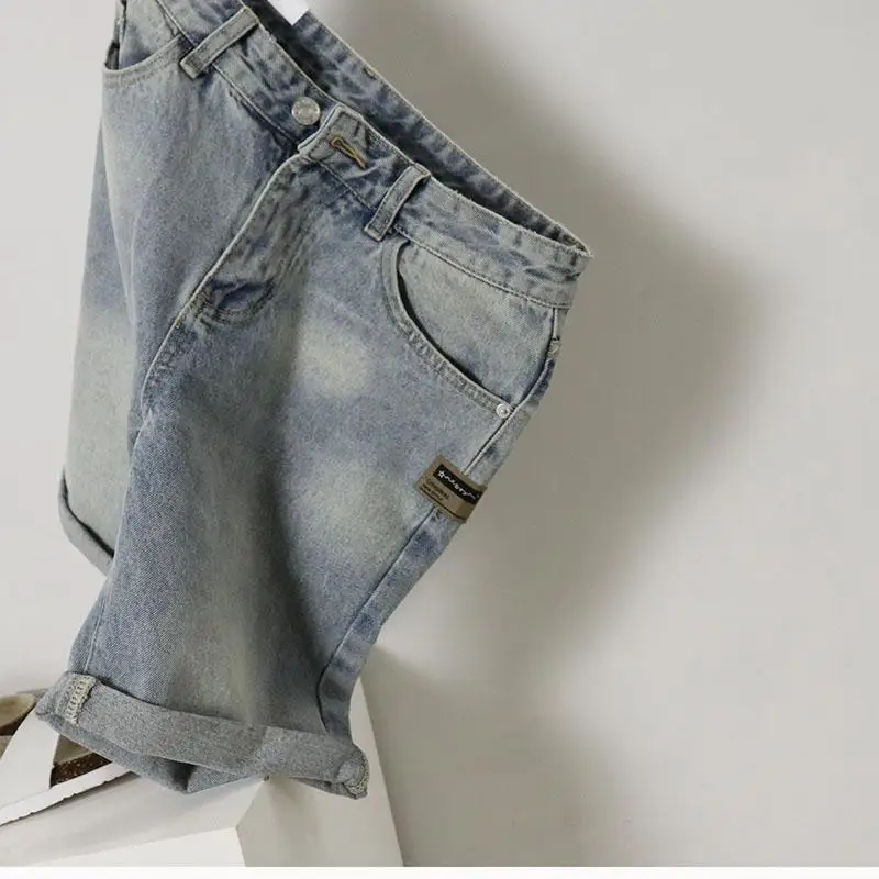 กางเกงยีนส์ขาสั้นผู้ชายสไตล์เกาหลีสำหรับฤดูร้อน กางเกงลำลองทรงเรโทร สไตล์คาวบอยหลวมๆ  กางเกงขาสั้นยีนส์สตรีทแวร์สำหรับผู้ชาย