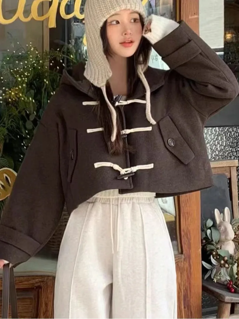 

Женская укороченная шерстяная куртка с капюшоном, прямого кроя, с длинными рукавами, на одной пуговице, однотонная, из полиэстера, осень-зима