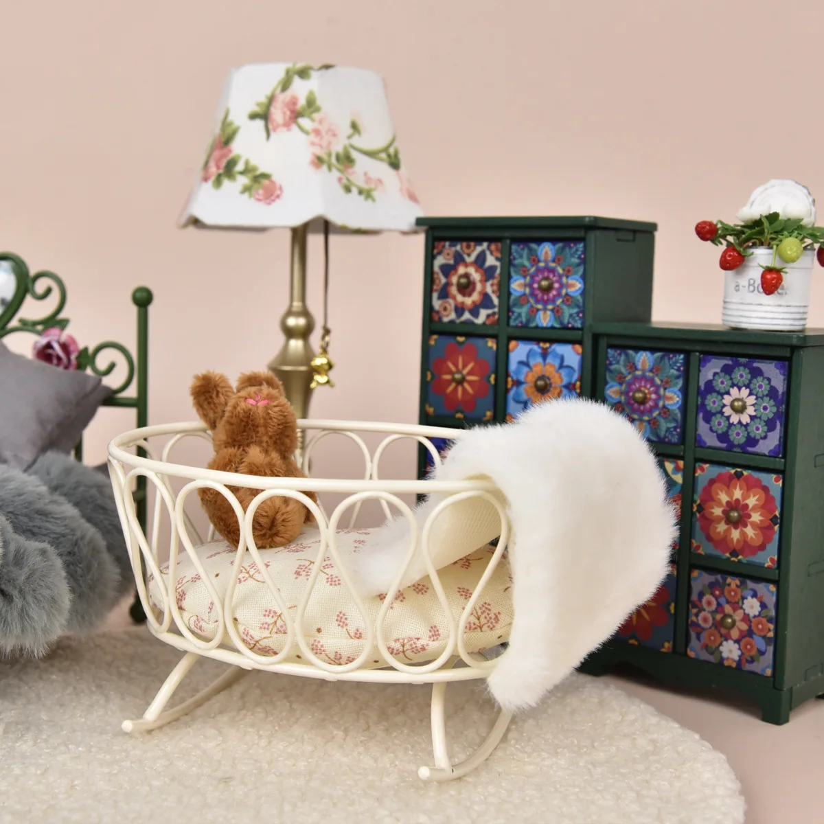 

1:12 Miniature Simulation Furniture metal baby basket with one padding for Bjd Ob11 doll house Dollhouse Accessories