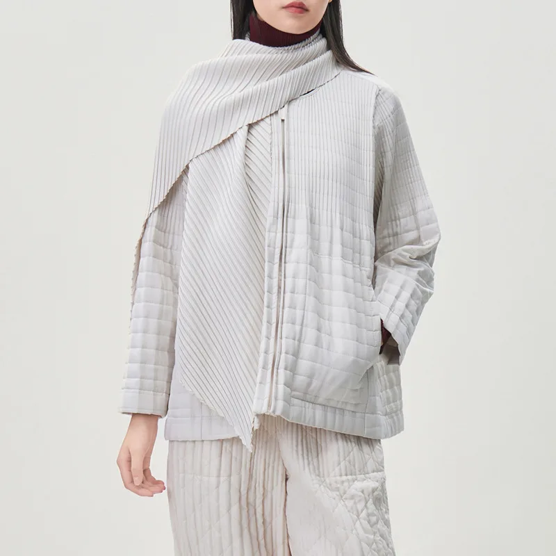 YFPF, nueva chaqueta de invierno para mujer, diseño plisado, bufanda, cuello, retazos, bolsillos con cremallera, abrigo de Color sólido, ropa informal