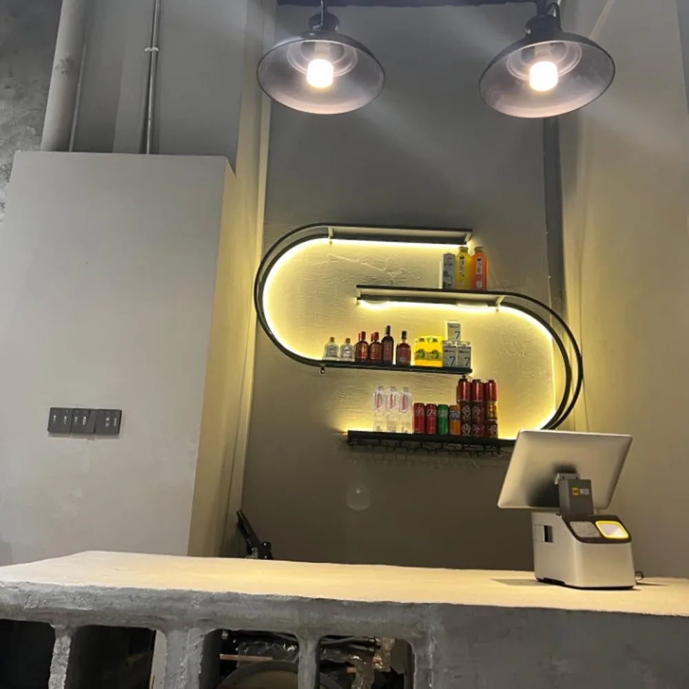 رف نبيذ متعدد الطبقات مثبت على الحائط نصف دائري مع خطافات زجاجية للمطبخ والبار