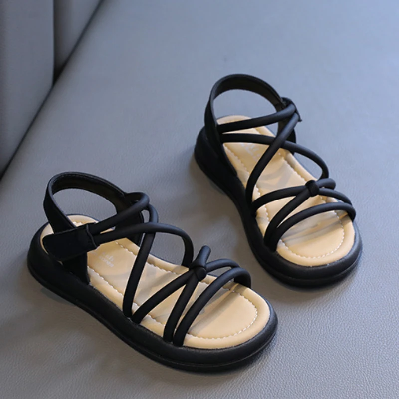 Sandalias de verano de Color sólido para niña, zapatos informales versátiles para la escuela, sandalias de playa con recortes cruzados, suaves y antideslizantes