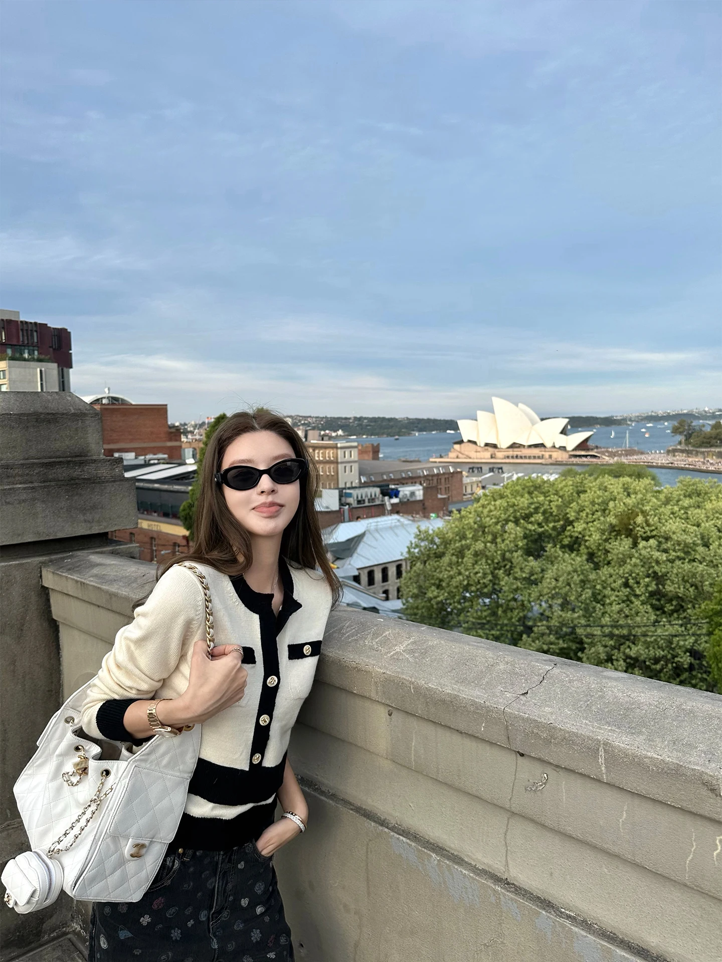 

Комплект трикотажной одежды Good Morning Fan Fan FW2526: свитер с круглым вырезом и кардиган с узором косы, женская мода