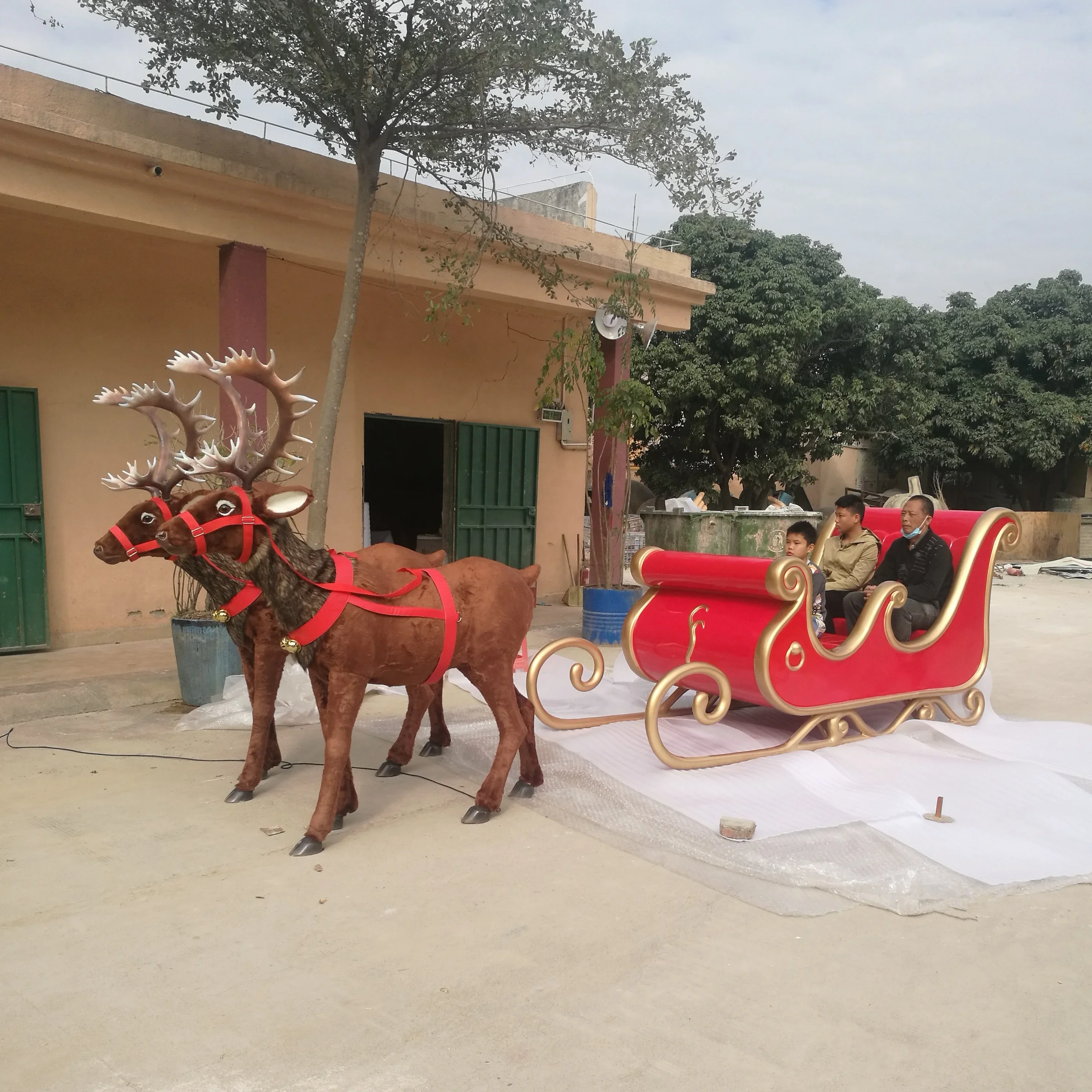 outdoor life size christmas fiberglass santa sleigh with dynamic reindeer for sale