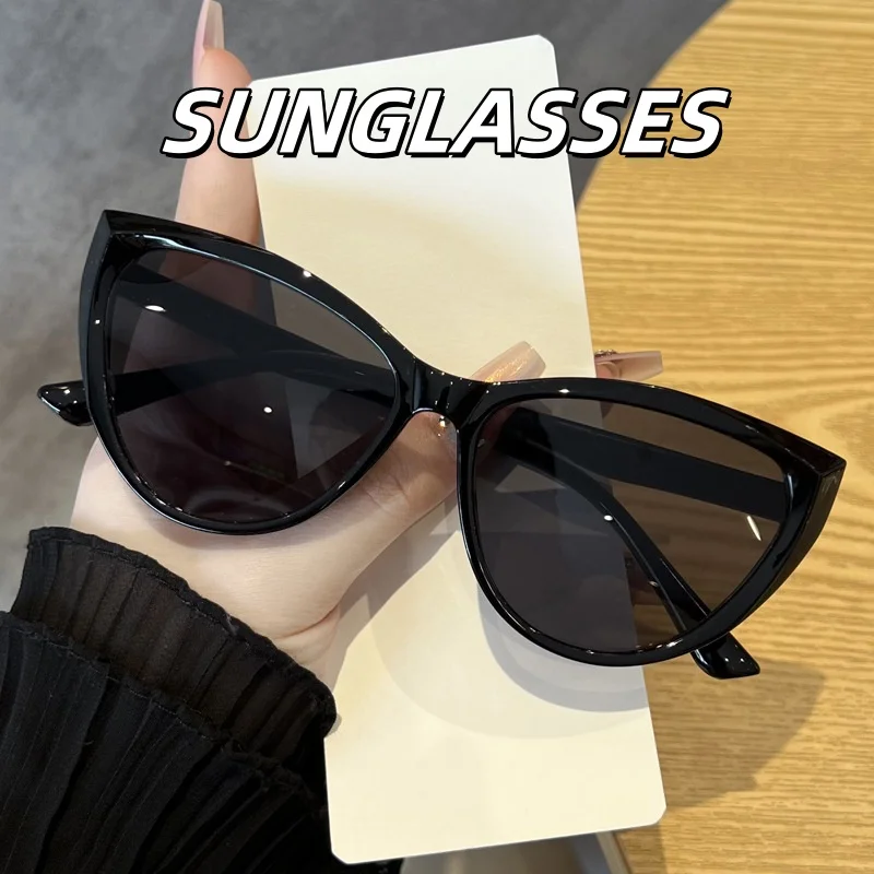 

Fashion Large Frame Cat Eye Sunglasses Retro Women's Contrasting Glasses Essential for Outdoor Travel Tourism and Sun Protection
