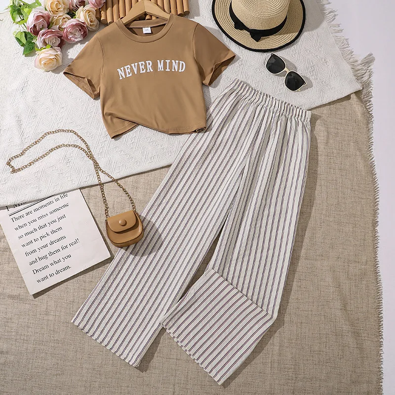 

2025 летний новый комплект одежды для девочек, короткая футболка с буквенным принтом + полосатые широкие брюки, костюм из 2 предметов для детей-подростков 8-12 лет, повседневная одежда
