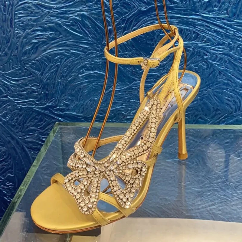 

Женские босоножки с открытым носком и ремешком на щиколотке