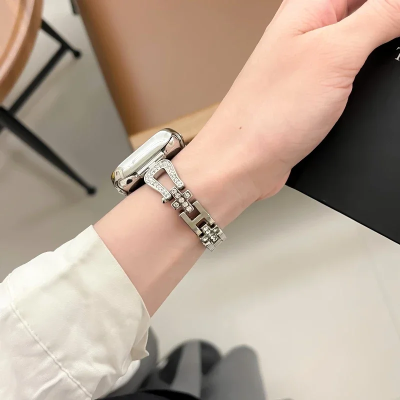 Металлический ремешок для Apple Watch Band 49 мм 46 42 45 41 38 40 44 мм с пряжкой в форме подковы Роскошный женский браслет с бриллиантами iWatch S10 9 8 7 6 5