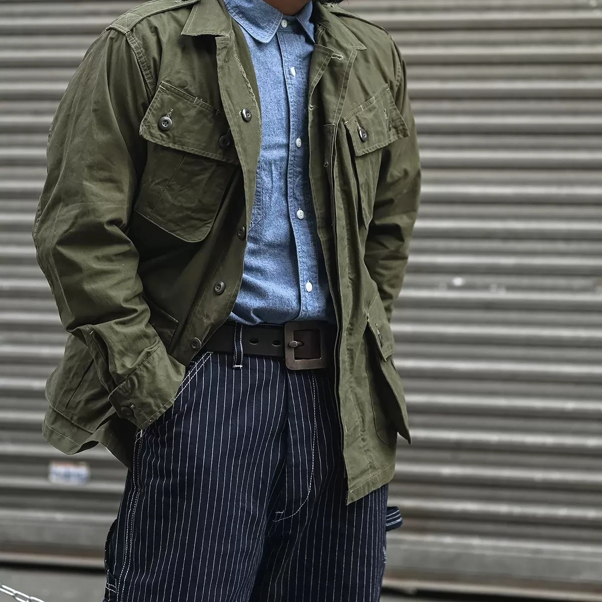 Camisa de manga longa masculina Chambray, camisa azul do trabalho do bolso do botão-baixo, não estoque