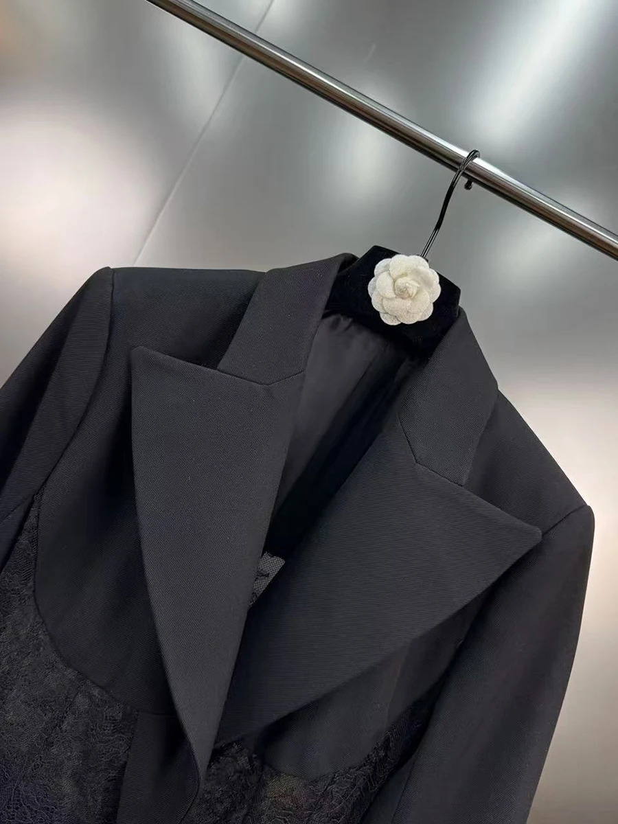 سترة VGH سوداء مقسمة على شكل عظمة السمكة للنساء بياقة مدببة للتخسيس مرقعة من الدانتيل الشفاف تصميم مثير للنادي سترة نسائية