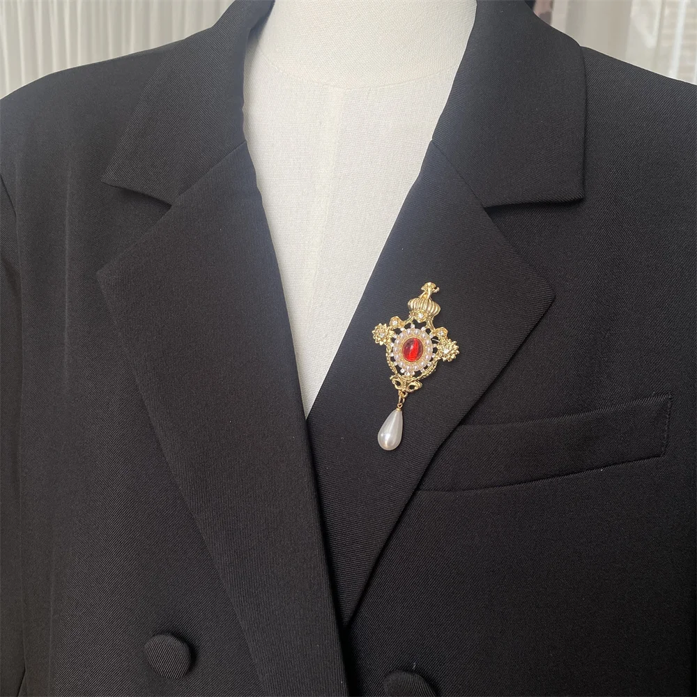 

Baroque Pearl CZ Red Crystal Gem Hollow Badges Women's Brooch Jewelry Accessories Gift Fashion Luxury Zircon Metal Lapel Pins