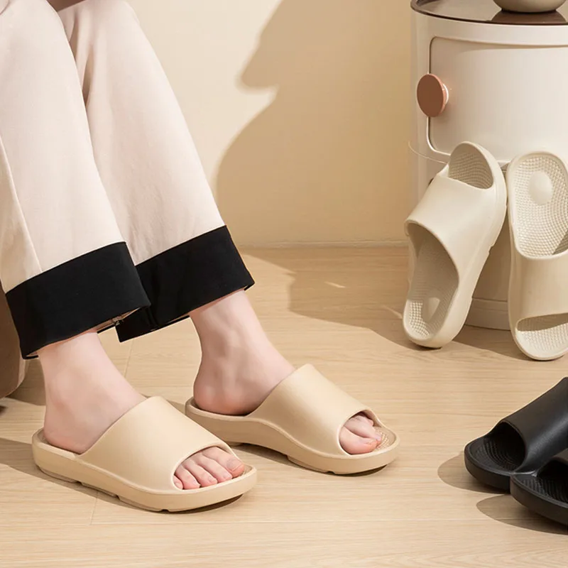 Chinelos de nuvem de fundo grosso feminino confortável sola macia sandálias mulher 2025 verão saltos planos antiderrapantes casa flip flops feminino