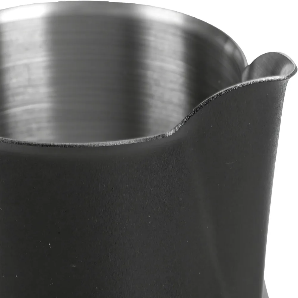 Stainless Steel Milk Frothing Pitcher Black Color Spout Design Espresso Steaming Pitcher 23.7oz Size 700ml Capacity