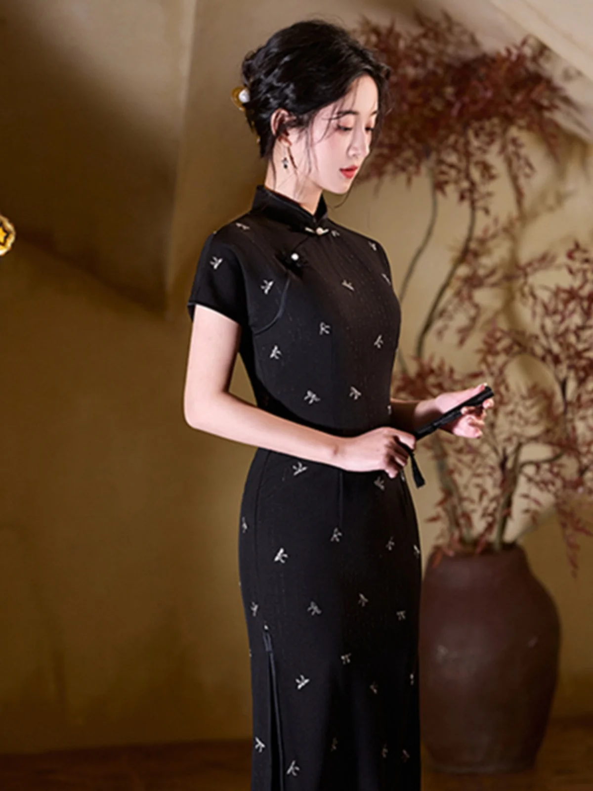 

Элегантное длинное черное ципао с вышивкой, дышащее, для повседневной носки, с низким разрезом, для молодых девушек