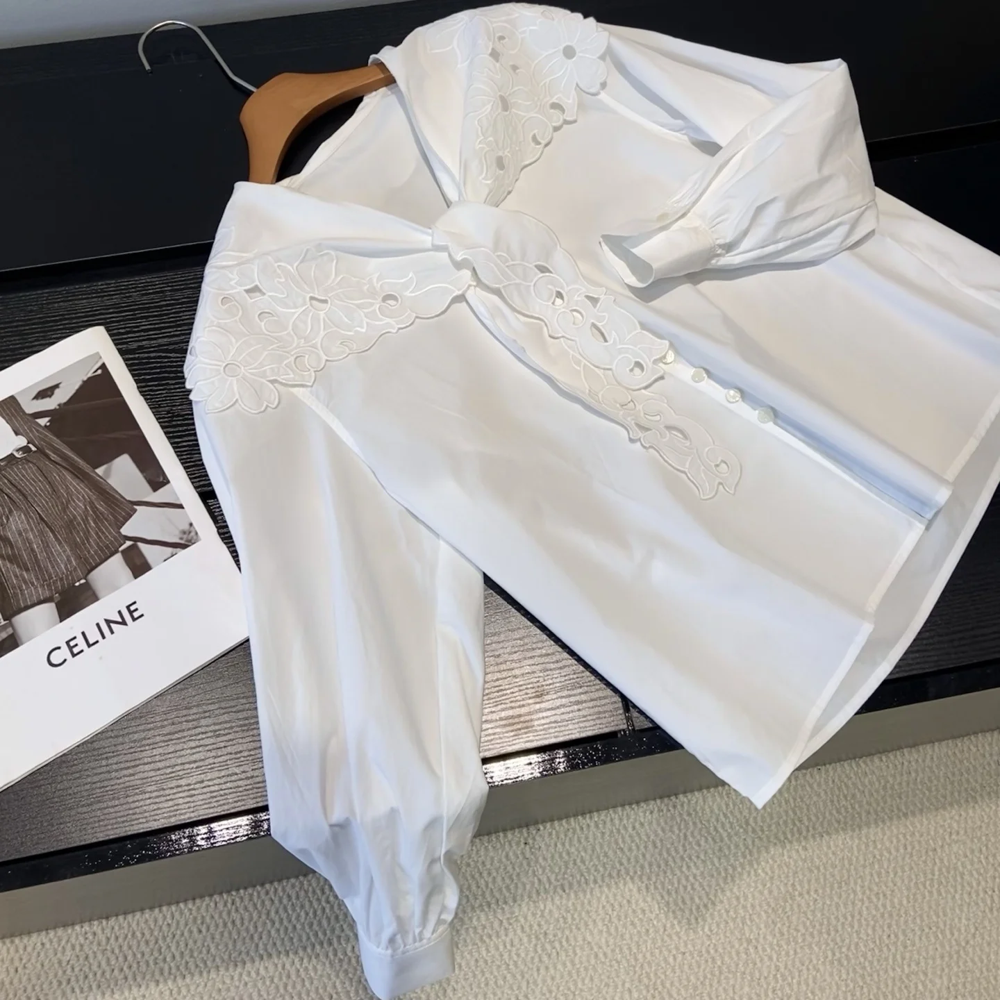 

Элегантная женская блузка с вышивкой, ажурным воротником-бантом и поясом, из 100% хлопка, с богатой отделкой, модная коллекция Лето 2025