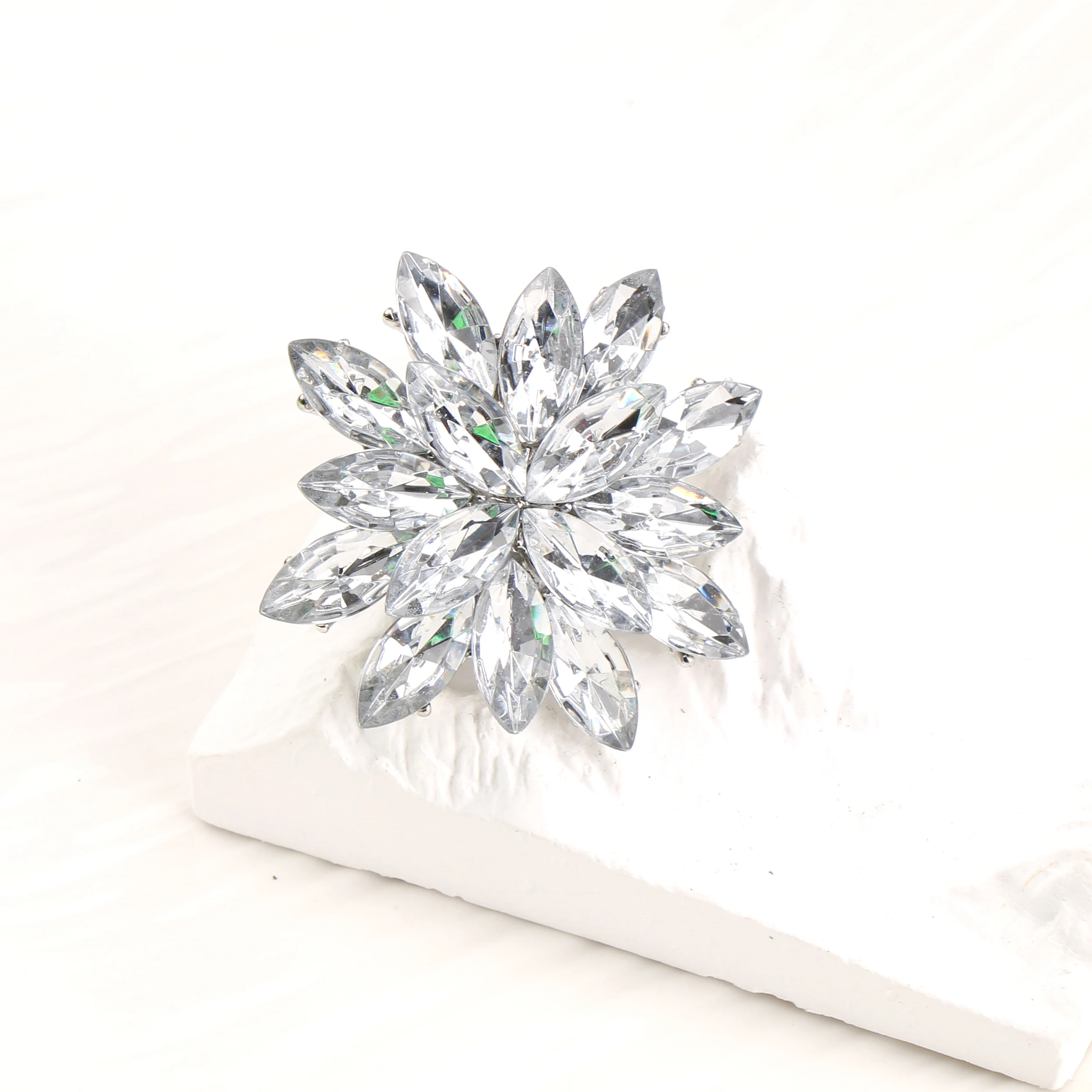 Super bonito luxo indústria pesada multi-camada natal floco de neve broche corsage temperamento terno casaco pino