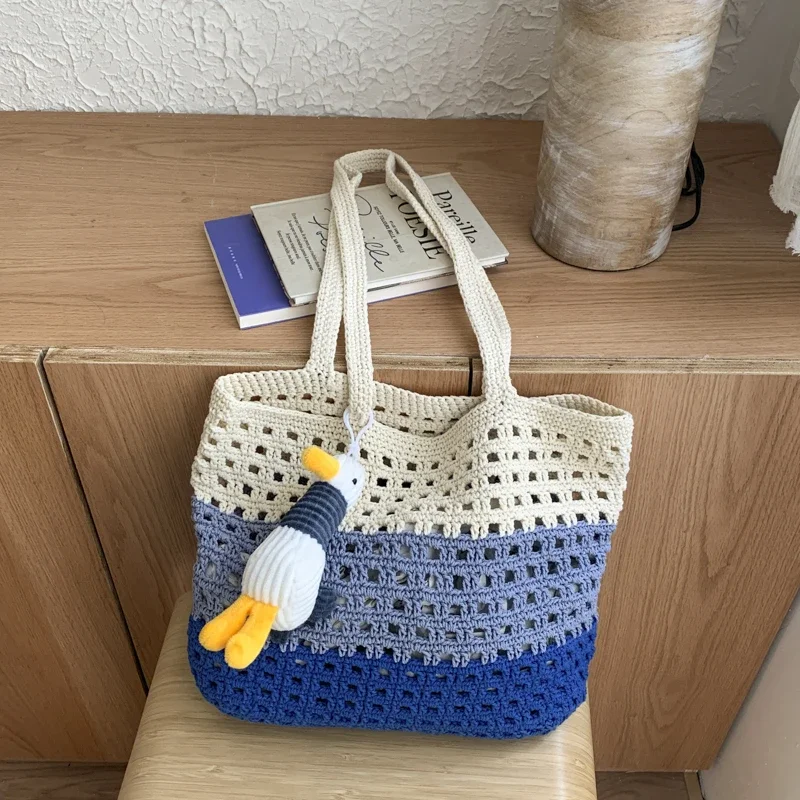 

Тканевые лоскутные полые сумки на плечо, большая вместимость, универсальные брендовые сумки 2025 года для женщин, летние каникулы, женские сумки