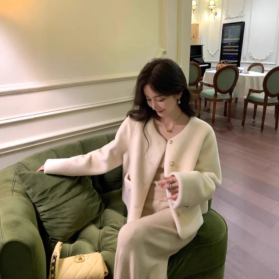 2024年冬用ショートプラッシュシープスキンレディースコートファージャケット一体型レザー＆ファーベスト長袖ラウンドカラーボタンディテール