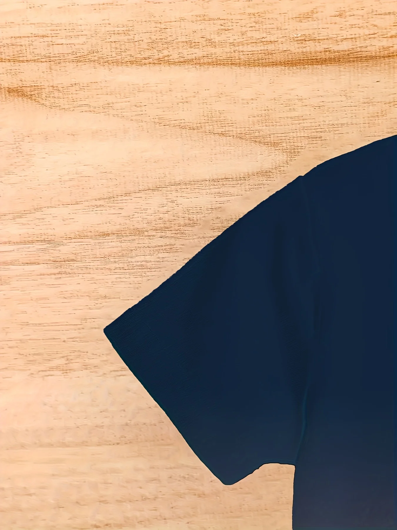 بدلة رجالية صيفية جديدة لعام 2025 هي ملابس رجالية كاجوال وعصرية متدرجة للاستخدام الخارجي مع مطبوعات حروف