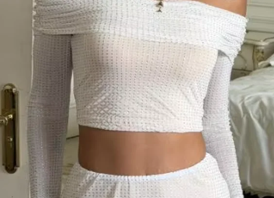 

Комплект из двух предметов: женский топ с открытыми плечами и длинными рукавами и облегающая мини-юбка для вечеринок