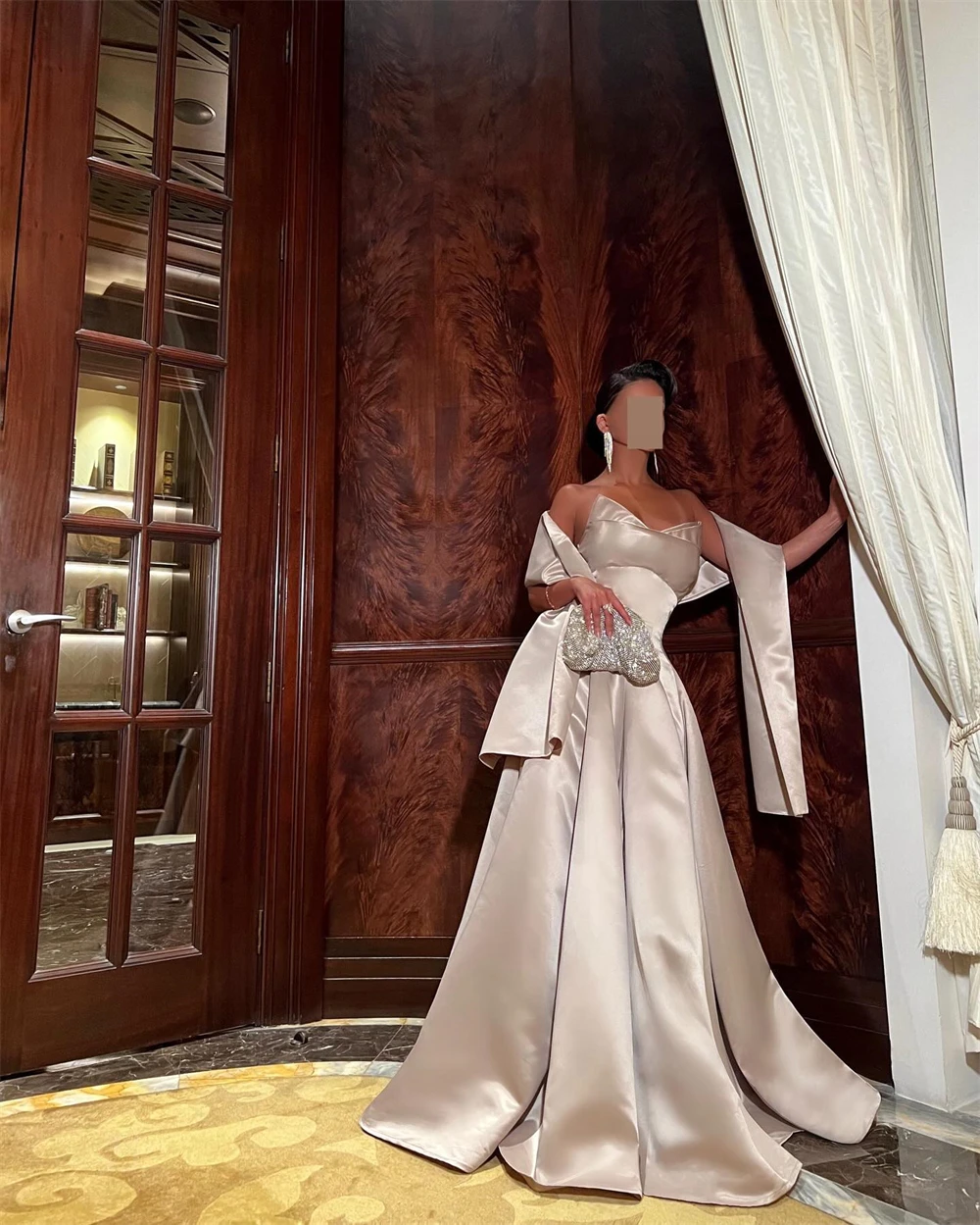 Классическое атласное вечернее платье без бретелек без рукавов по индивидуальному заказу. Изысканные трапециевидные платья длиной до пола со шлейфом для особых случаев.