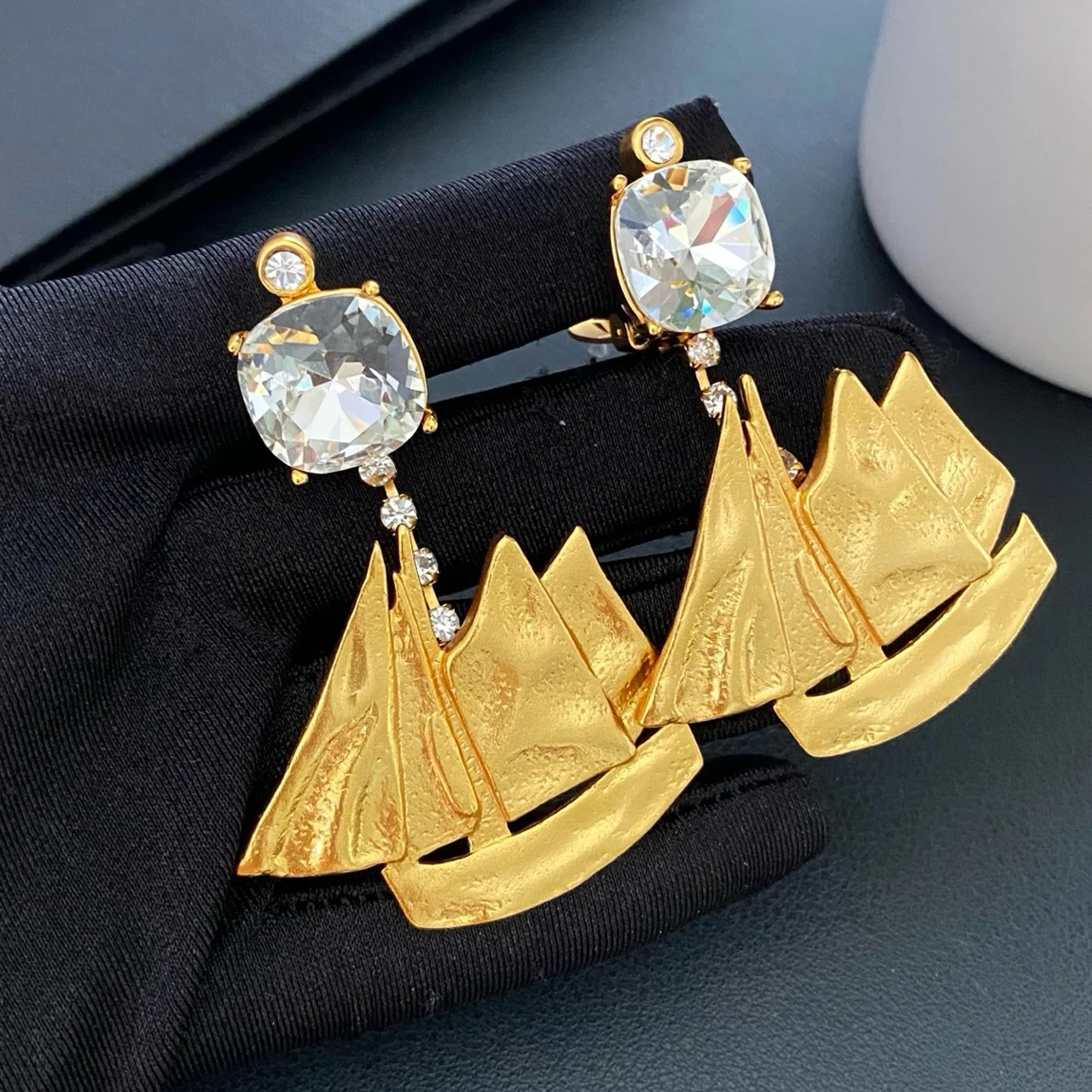 

Новые ювелирные изделия и аксессуары, серьги-клипсы в форме ретро-стиля с инкрустацией белыми кристаллами в форме парусника для женских вечеринок и подарков