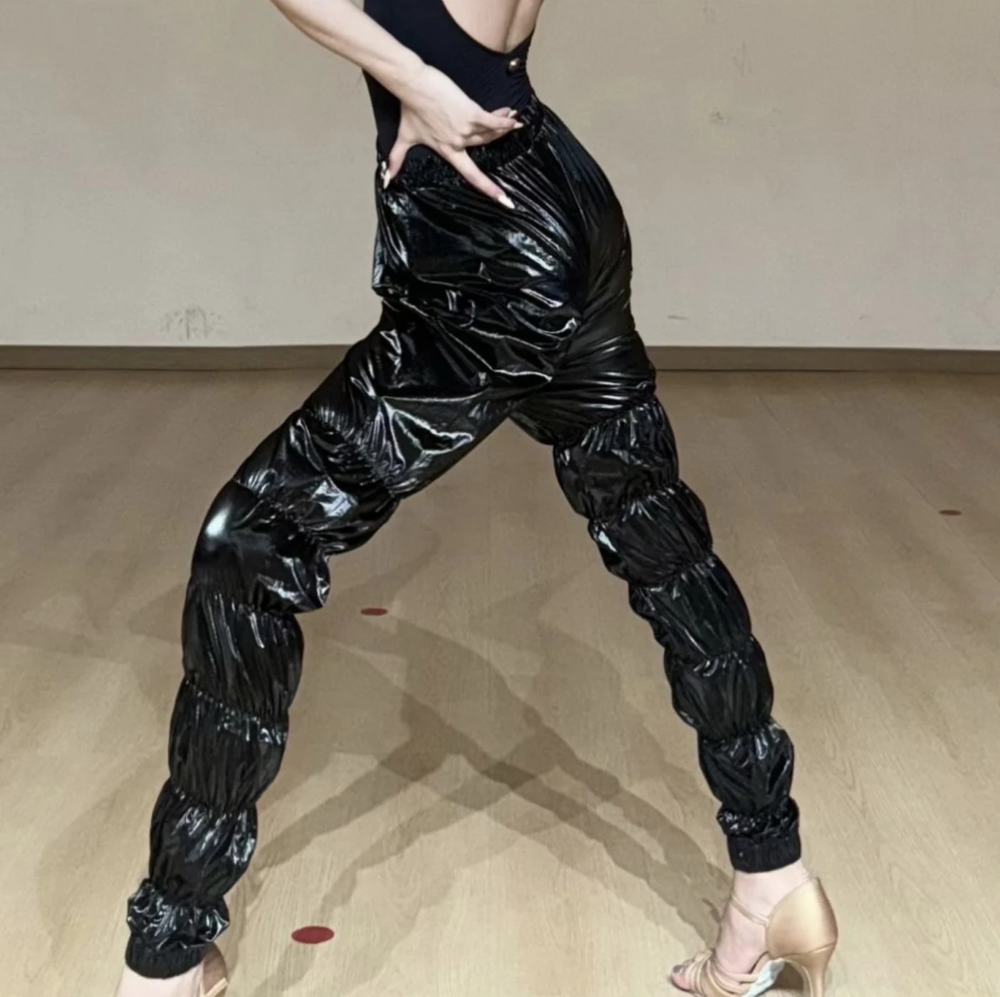 

Глянцевые черные плиссированные брюки для латинских танцев, женская одежда для танцев ча-ча-румба, одежда для тренировок для взрослых, брюки для латинских танцев