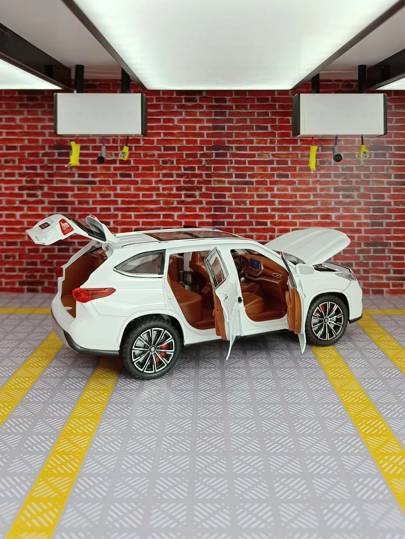 1:24 portas de modelo de carro de liga Highlander e capô do motor, o porta-malas pode ser aberto como presente para amigos de boa qualidade