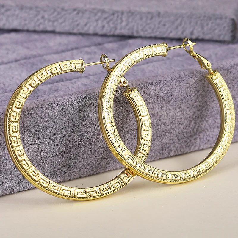 Huitan Elegante Trendy Metall Gold Farbe Große Kreise Muster Flache Creolen Für Frauen Hochzeit Party Zubehör Schmuck Geschenk