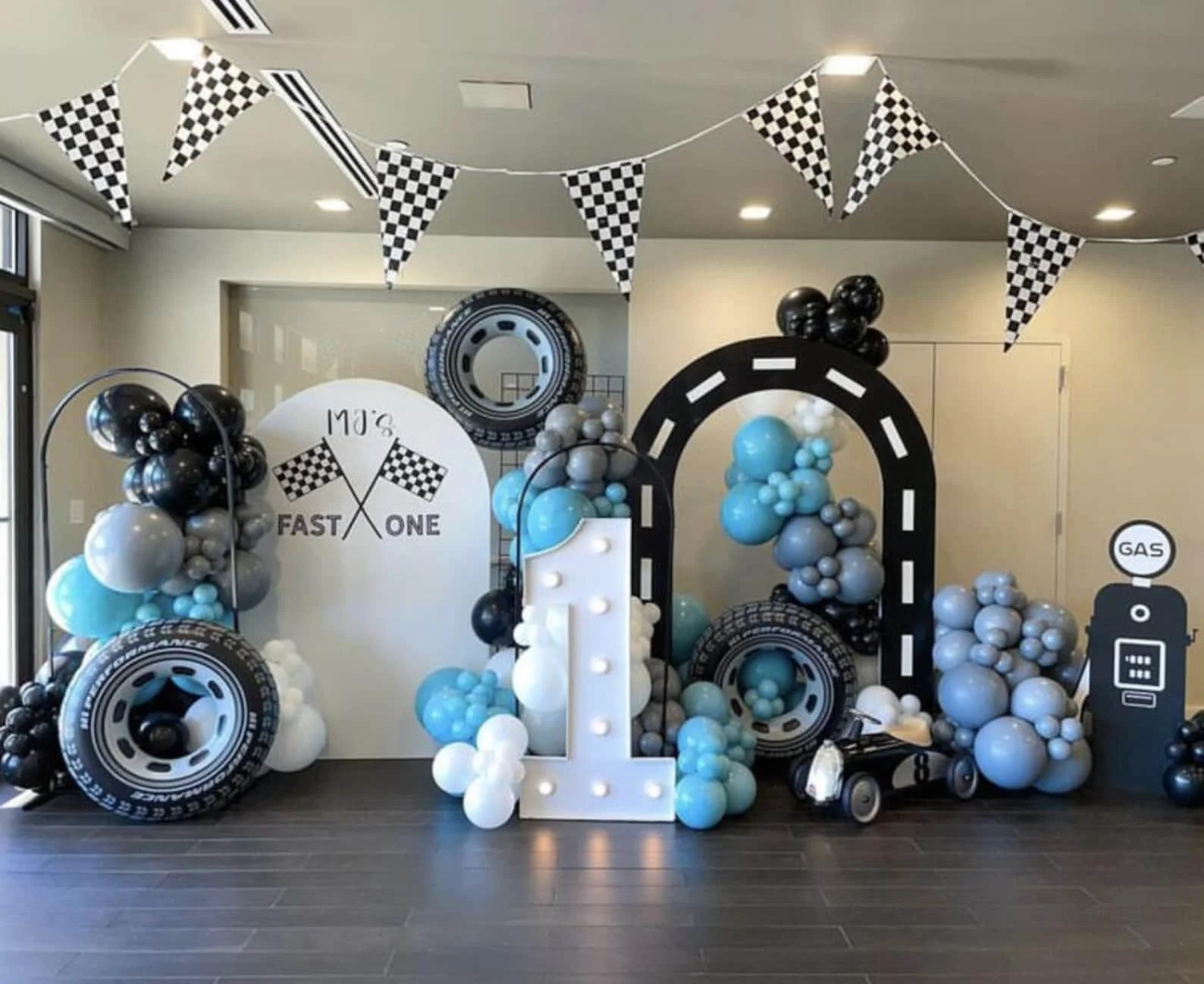 

Индивидуальный двусторонний фон-чехол для арки Chiara в виде гоночной трассы, синий, для дня рождения мальчика Fast One, декор для детского праздника, фон для фотозоны